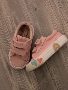 2/20$ 🌈 Pink Kids Velcro Sneakers with Rainbow & Heart Details